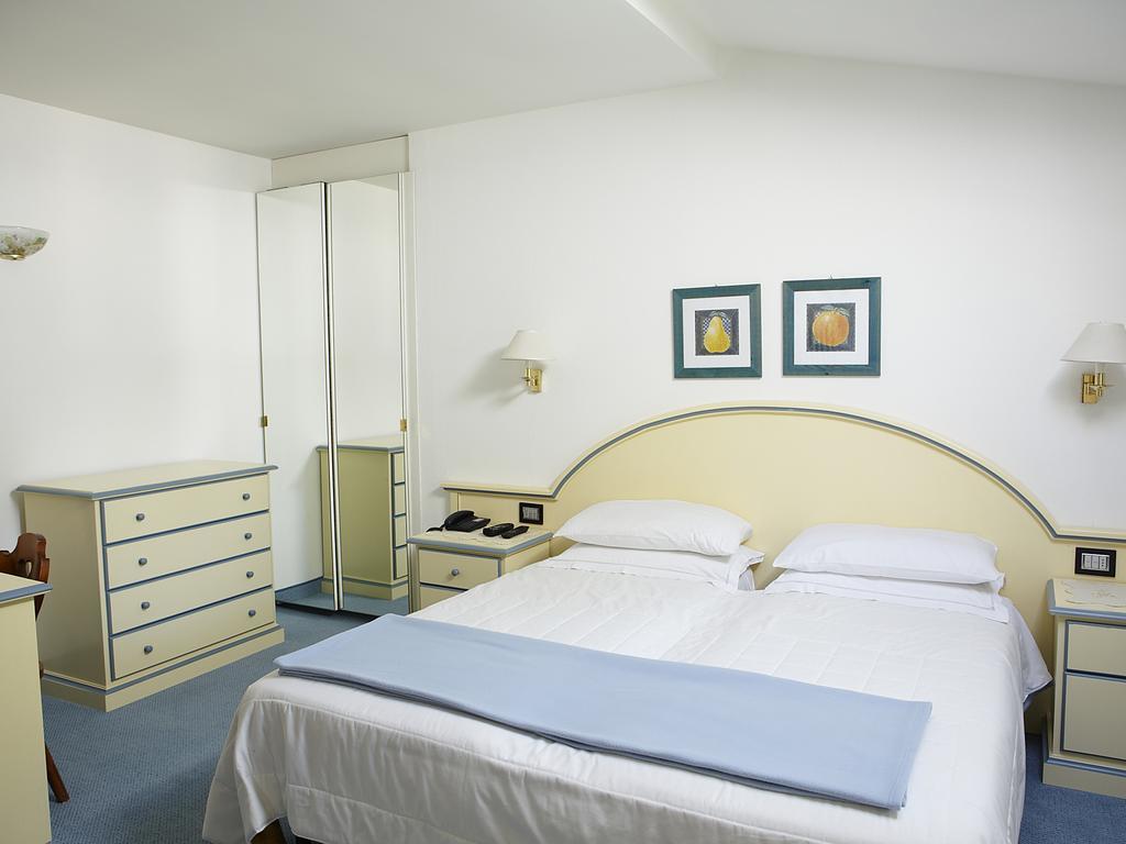Albergo Milano Snc Lanzo dʼIntelvi Habitación foto